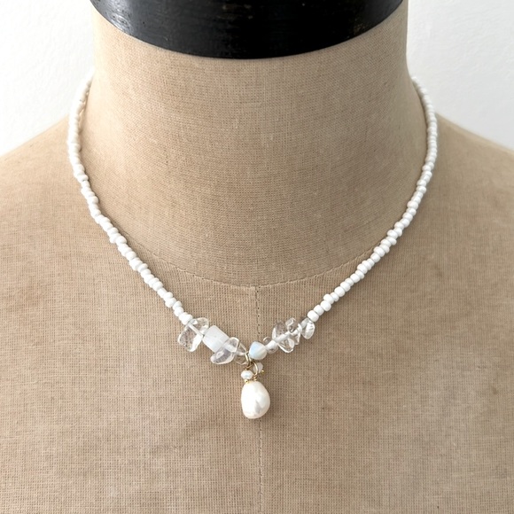 NEW White beaded iridescent necklace choker - Picture 2 of 3